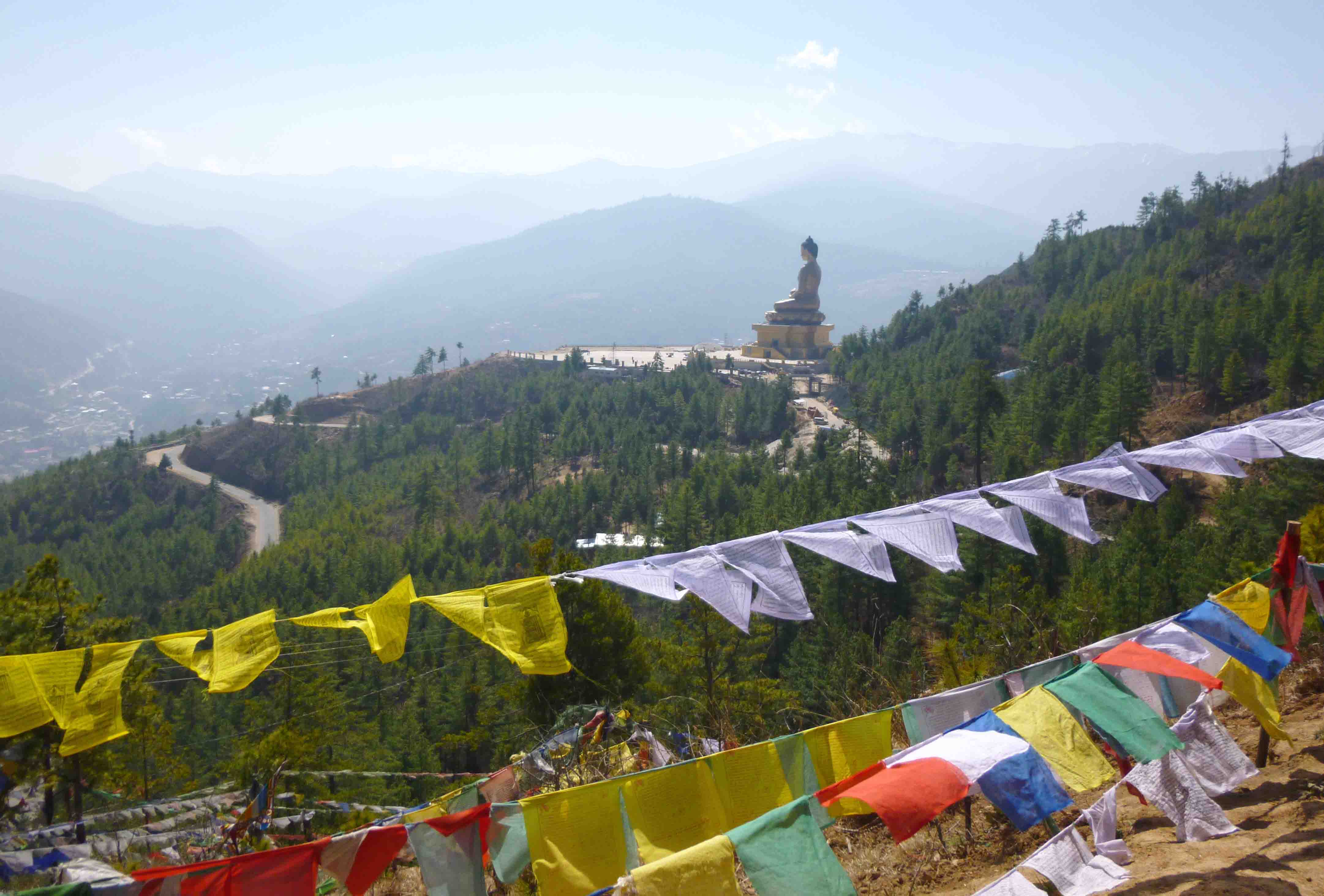 Blick auf die Buddha Dordenma Statue Thimphu Bhutan