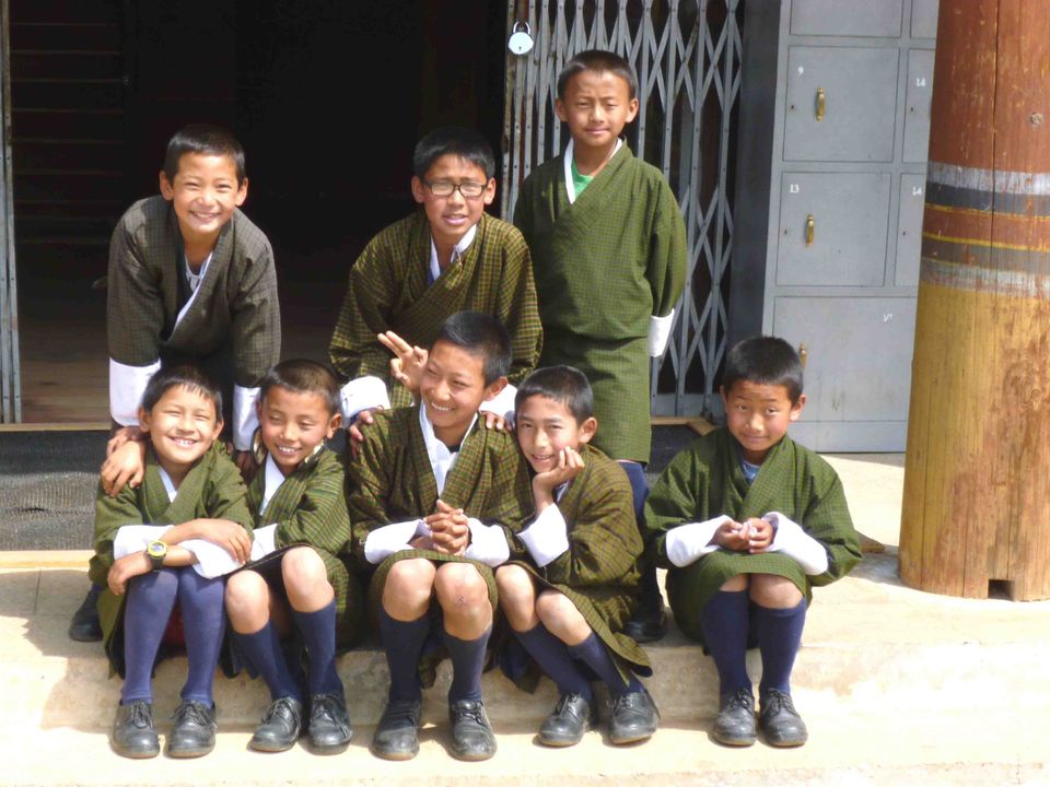 Kinder vor dem Nationalmuseum Paro, Bhutan