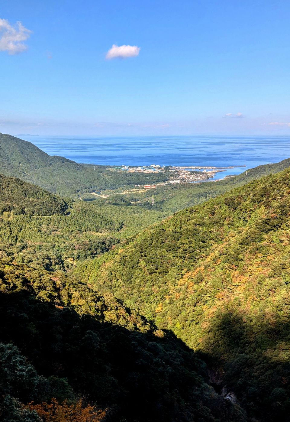 Auf in den Shiritani Unsuikyo-Wald mit Aussicht auf Miyaoura