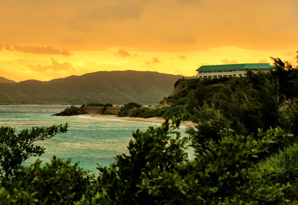 Glühender Sonnenaufgang auf Amami-Oshima