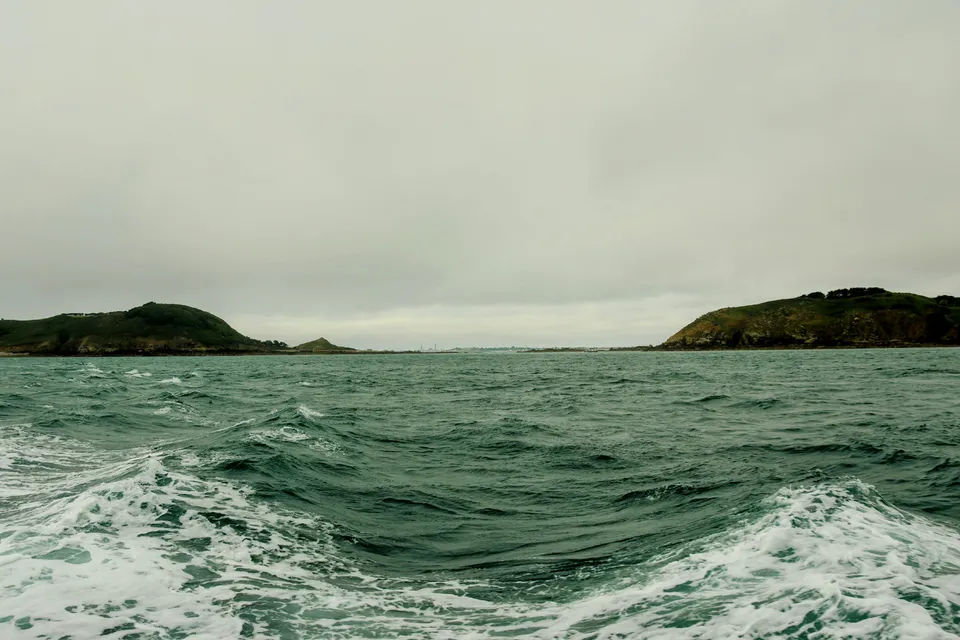 Am Horizont Guernsey mit Jethou und Herm im Vordergrund, Kanalinseln