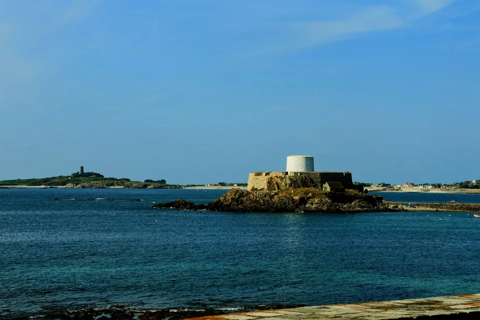 Blick auf Lihou Island und dem Fort Grey Shipwreck Museum, Kanalinseln