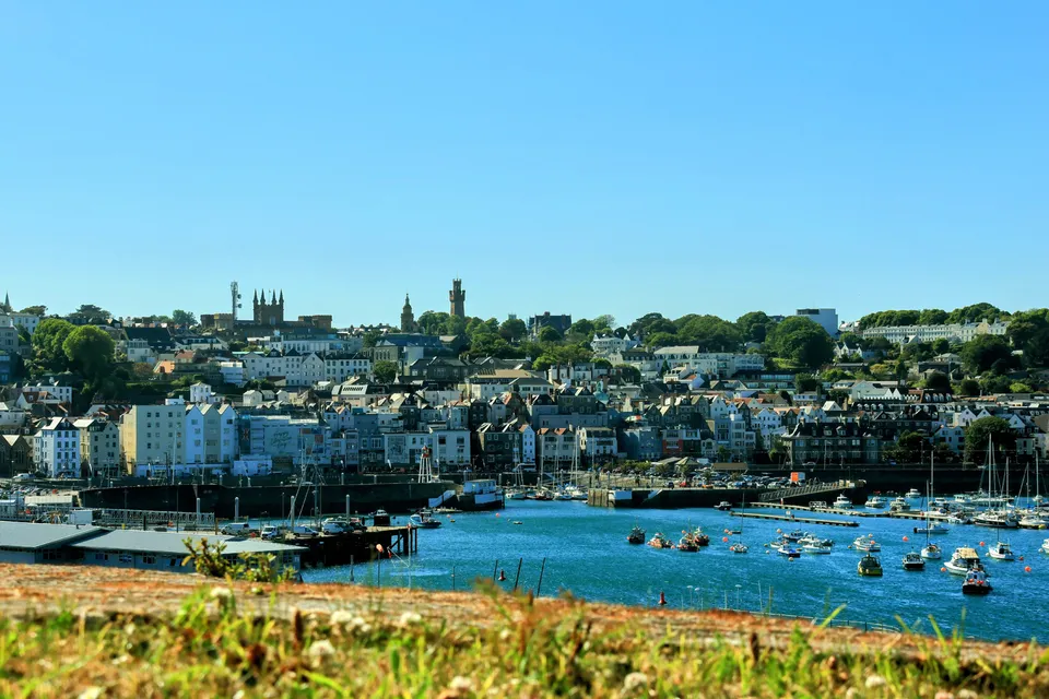 Blick auf St. Peter Port, Kanalinseln
