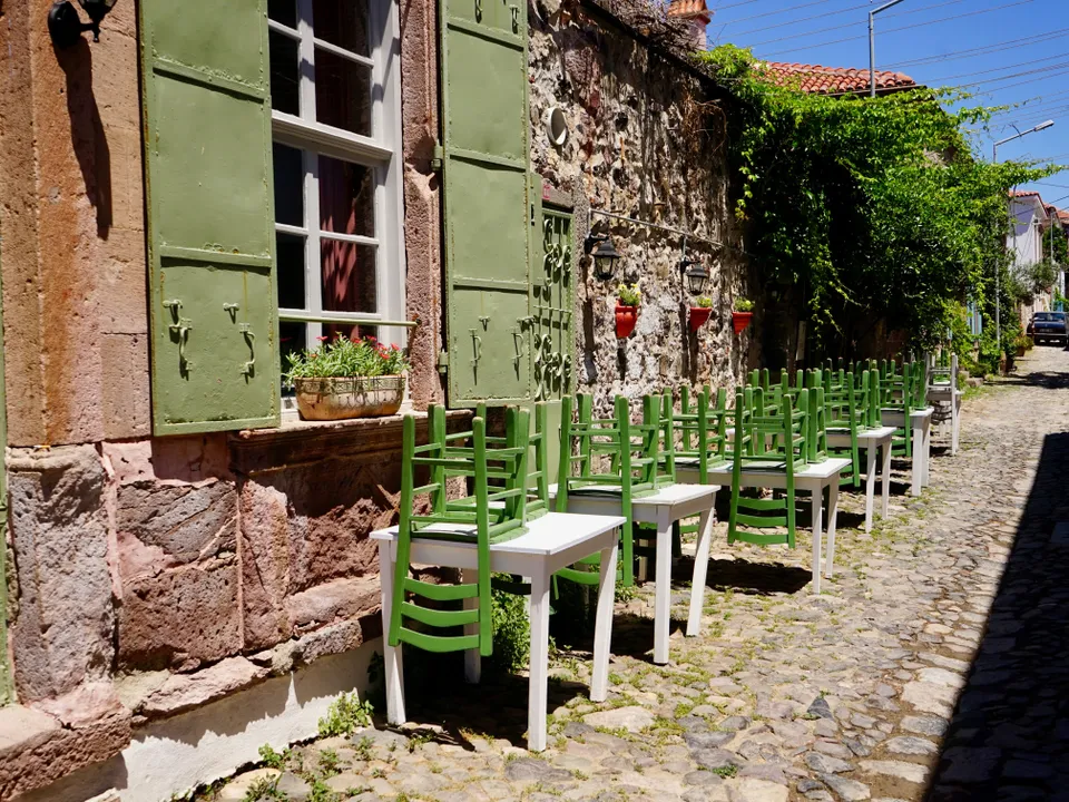 Das charmante Dorf Cunda mit beschaulichen Straßencafés.