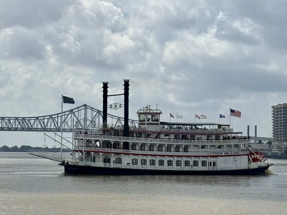 Der historische Raddampfer City of New Orleans auf dem Mississippi.