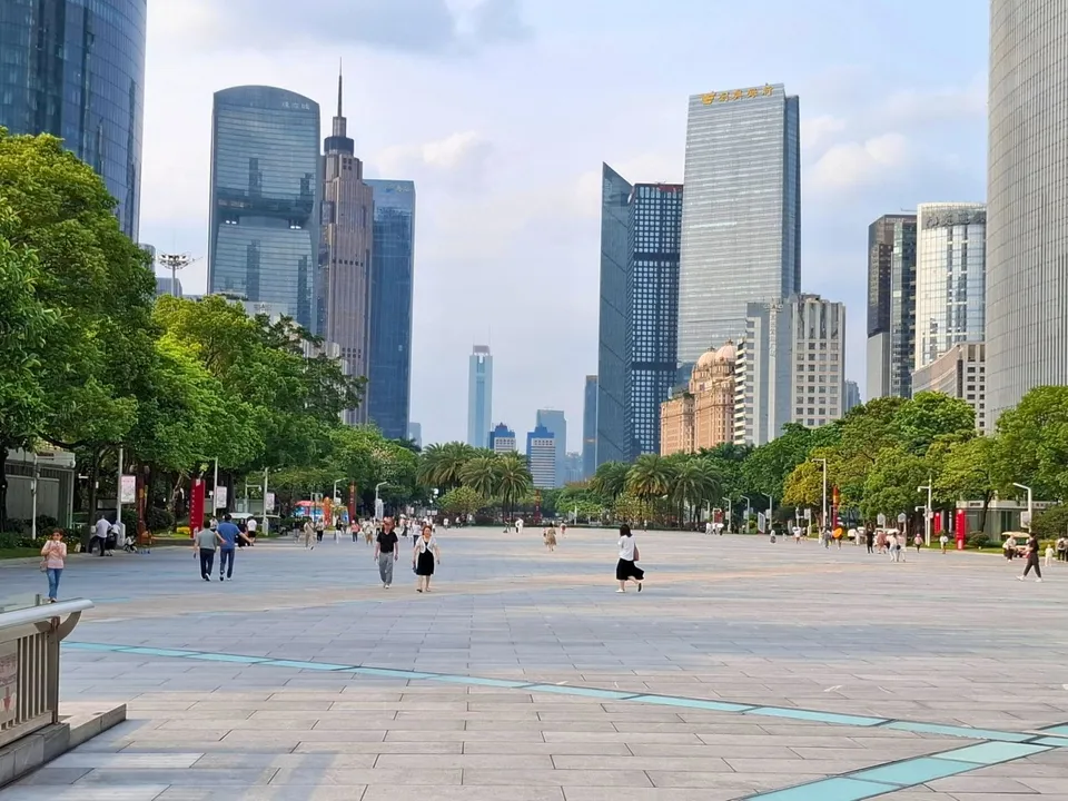 Der Huacheng Square, auch bekannt als Flower City Square, ist der größte öffentliche Platz in Guangzhou und befindet sich im Herzen des zentralen Geschäftsviertels