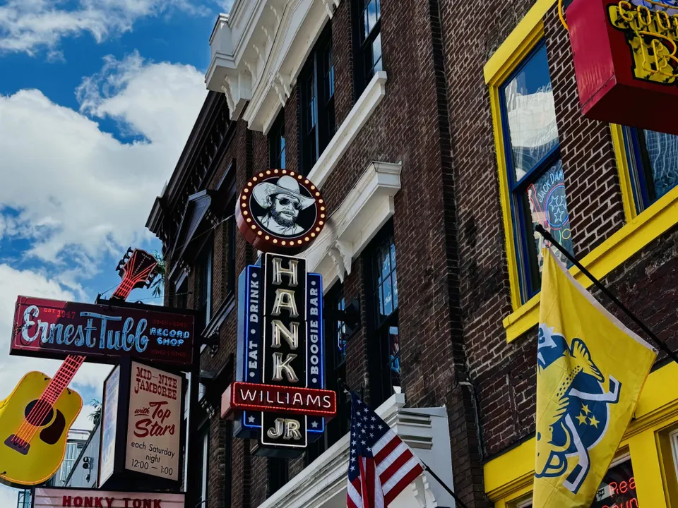 Der Lower Broadway  in Nashville, Tennessee, mit ihren charakteristischen Honky-Tonk-Bars.