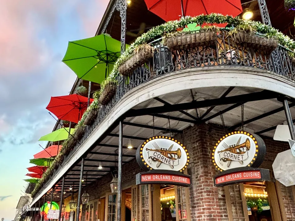 Die Cornet Restaurant & Bar in der berühmten Bourbon Street im French Quarter von New Orleans.