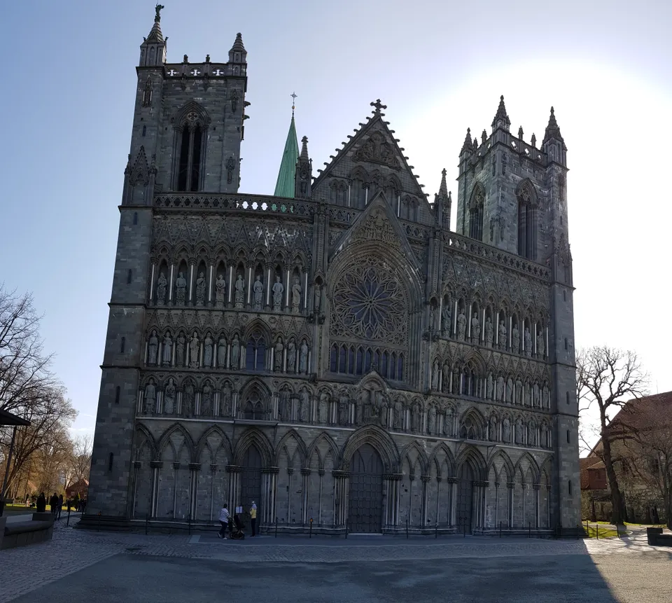 Die Fassade des Nidaros Doms in Trondheim
