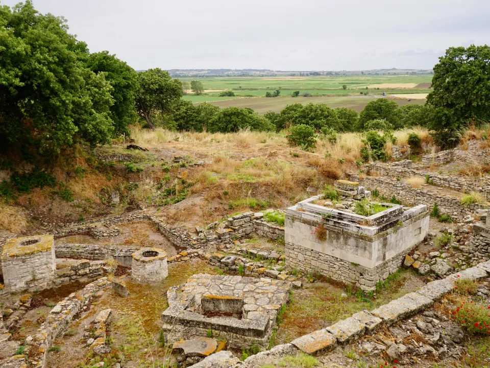 Die Ruinen von Troja zeigen über 4.000 Jahre Geschichte und beherbergen Überreste aus verschiedenen Epochen, darunter Festungsmauern und Tempel.