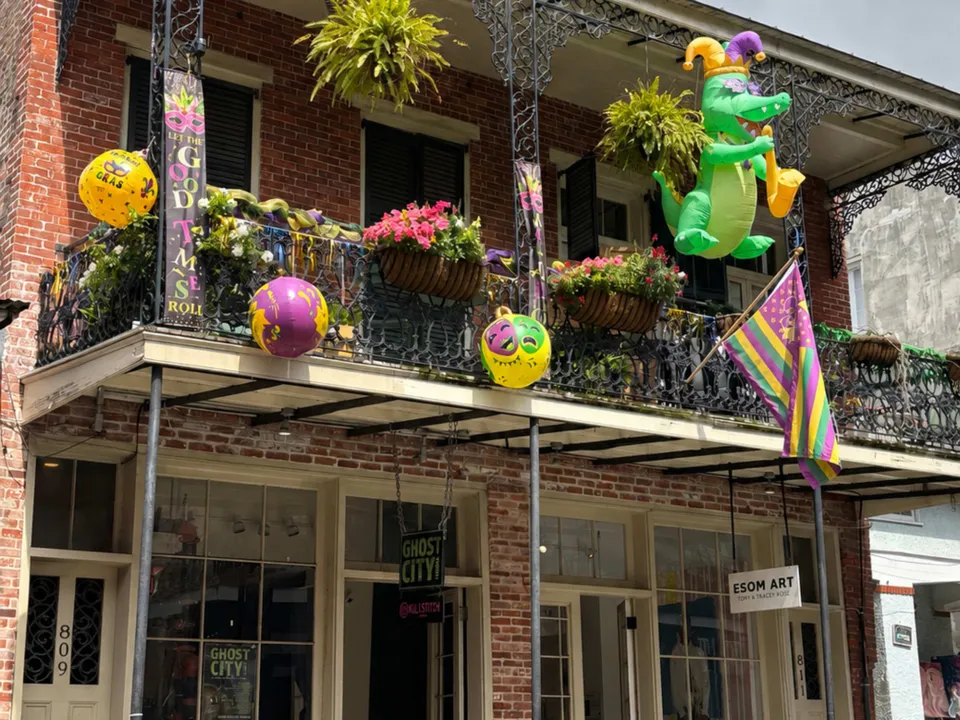 Dieses historische Gebäude im New Orleans French Quarter ist für Mardi Gras geschmückt.