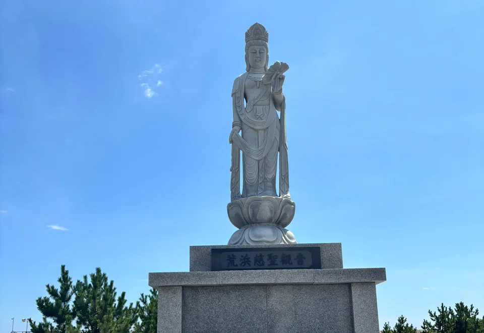Ein Monument in Arahama, welches die Höhe der Tsunami Welle darstellt
