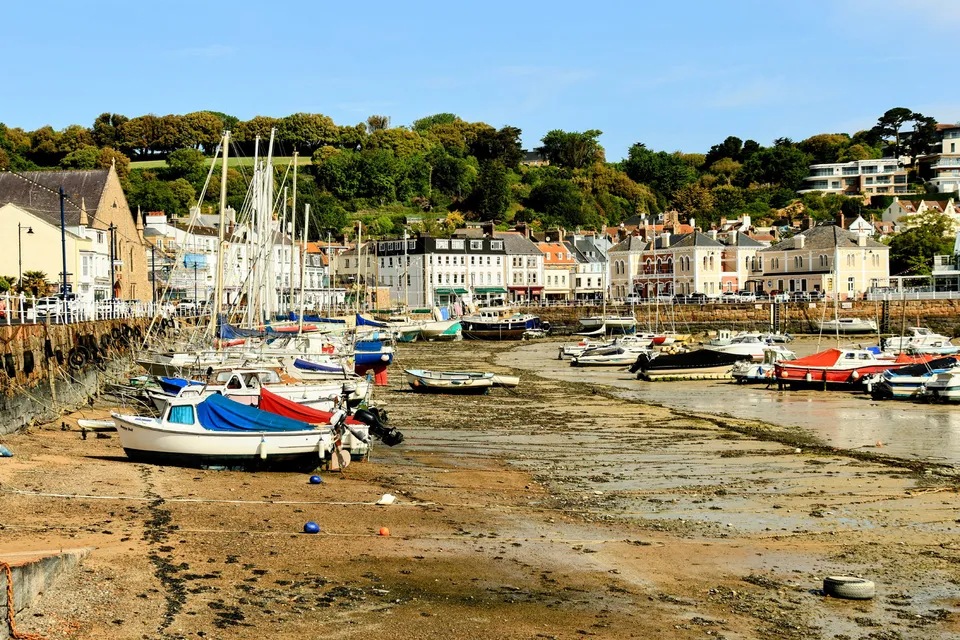Hafen von St. Aubin bei Ebbe