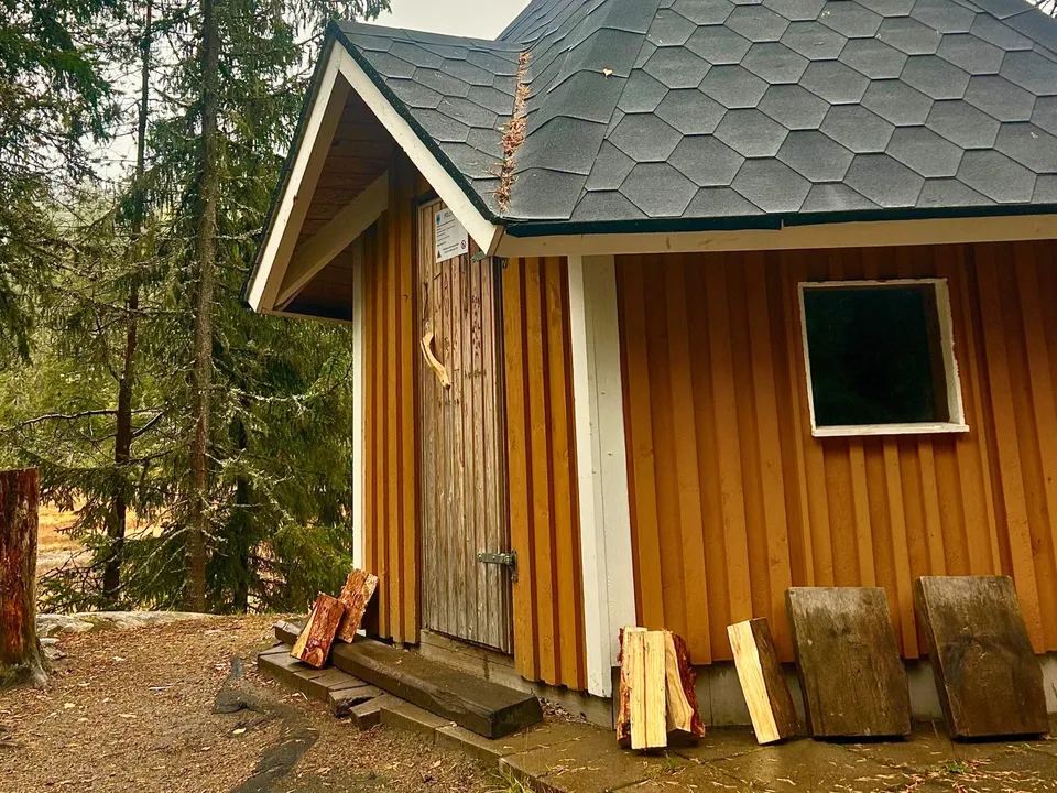 Zwischen Kiefern versteckte Holzhütte in Vuokatti