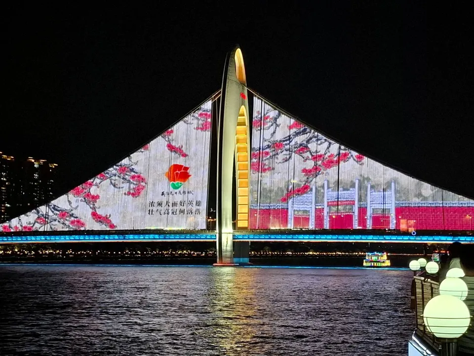 Liede-Brücke in Guangzhou, China, bei Nacht