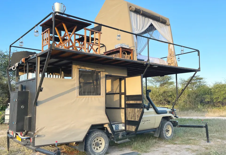 Onguma Dream Cruiser im Onguma Reservat