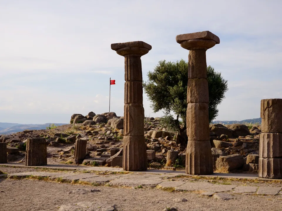 Ruinen des Tempels der Athena in der antiken Stadt Assos.