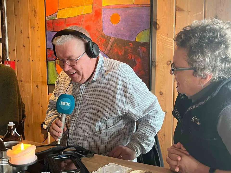 Geoplanerin Simone im Interview mit dem NRK - dem Pendant zum ARD