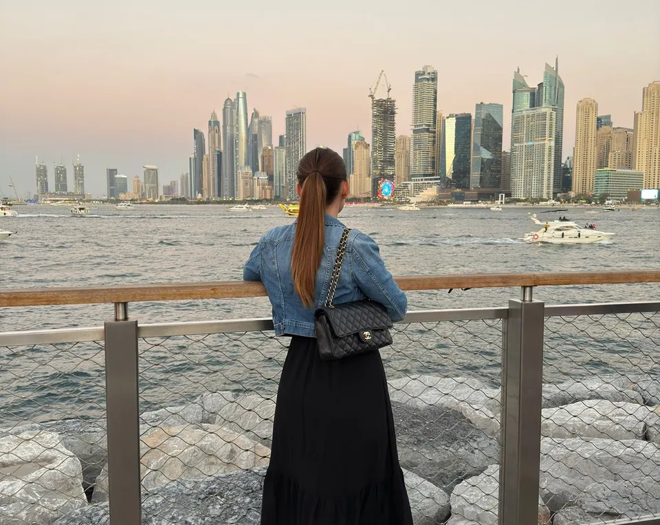 Geoplanerin Josephine vor der Skyline Dubais