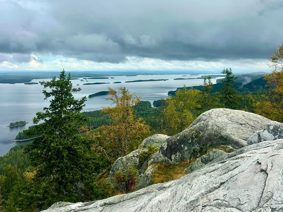 Wanderung zum Horizont: Koli's Aussicht unter wolkenverhangenem Himmel