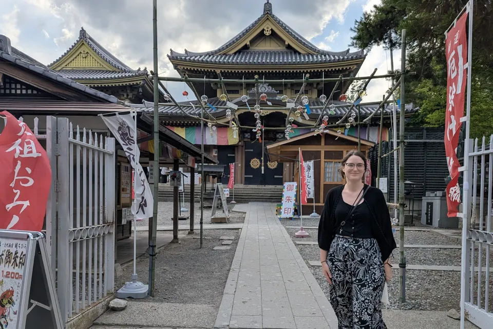 Geoplanerin Naomi Ritter vor dem Zenkoji Tempel
