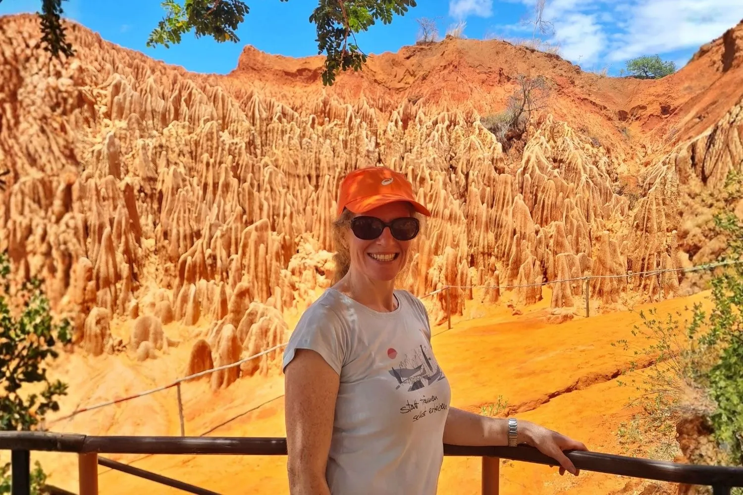 Geoplanerin Petra Mannsfeld vor den Gesteinsformen von Tsingy Rouge im Norden von Madagaskar
