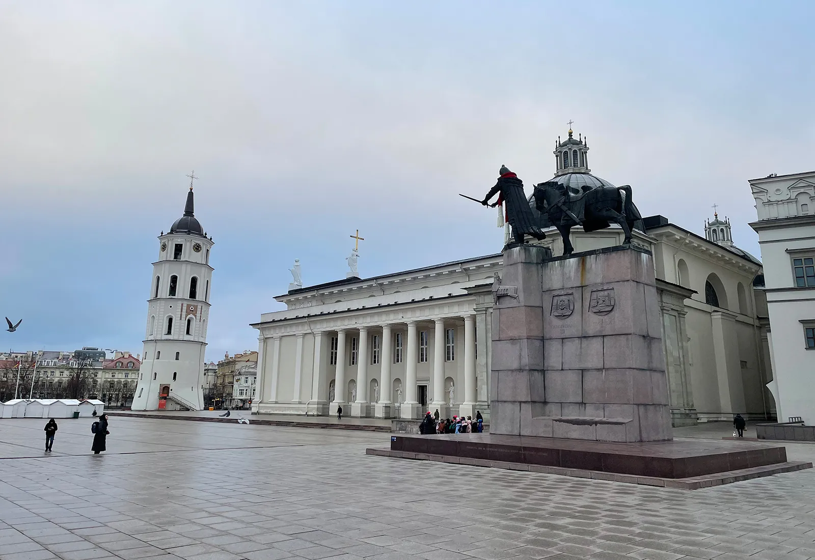 Kathedralenplatz mit Glockenturm und Kathedrale St. Stanislaus