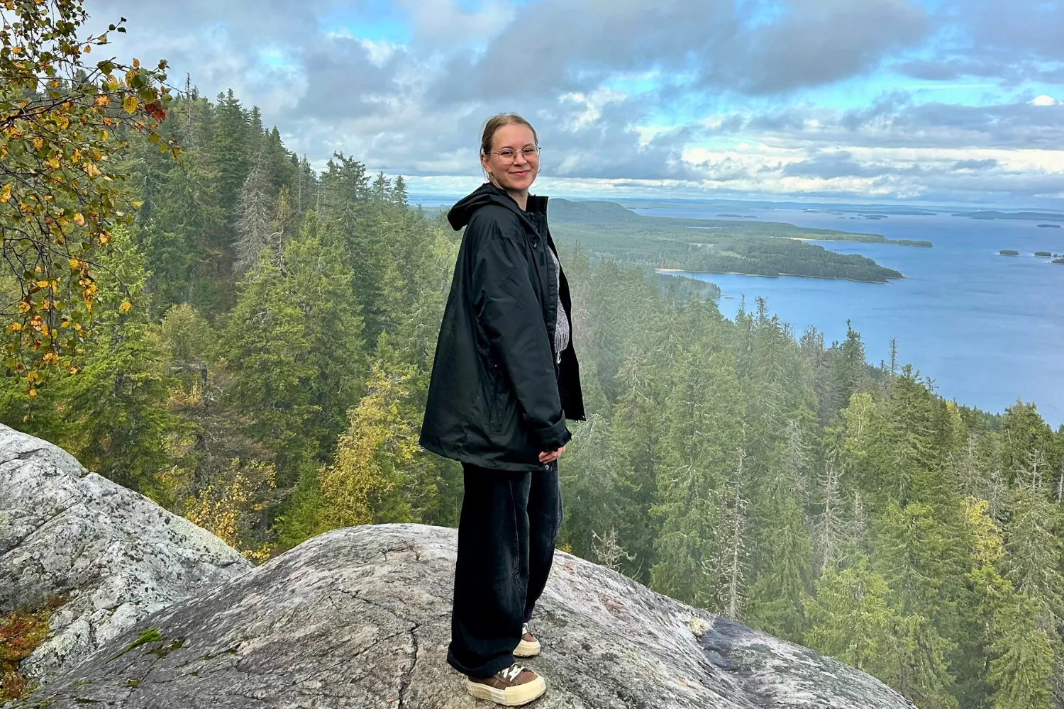 Geoplanerin Jana Ubben mit Ausblick auf den Pielienen-See
