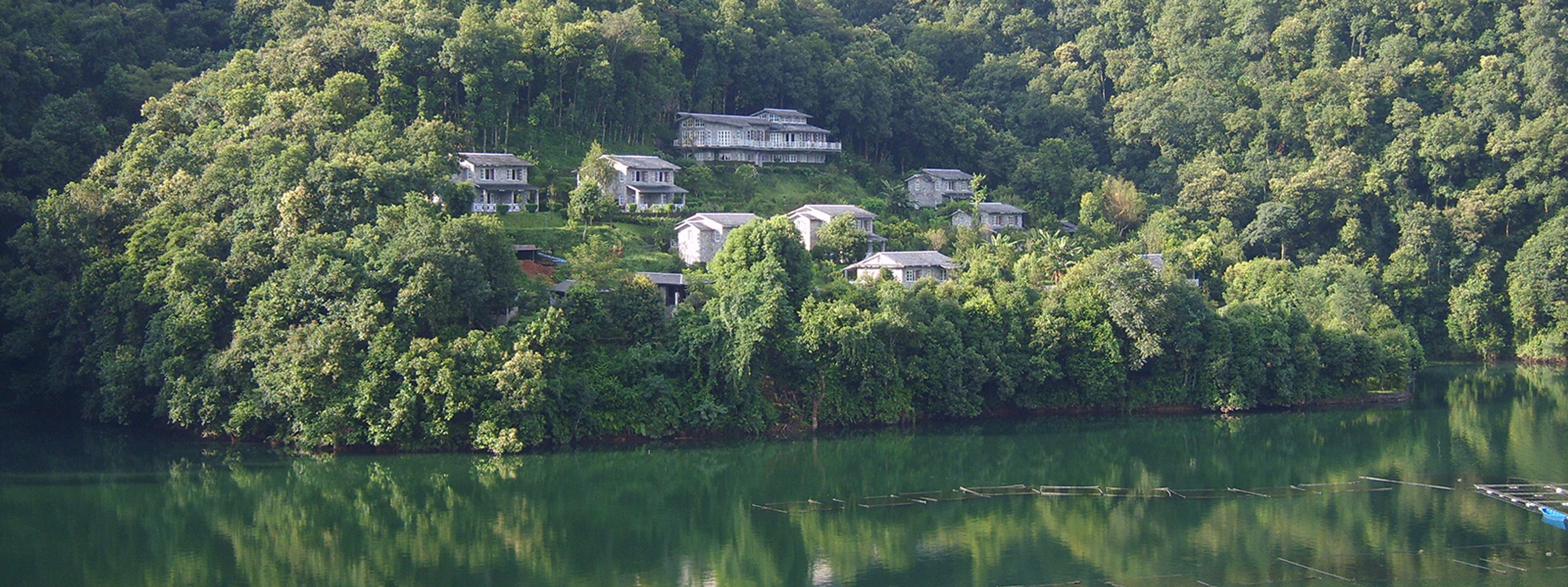 Begnas Lake Resort & Villas vom See aus betrachtet