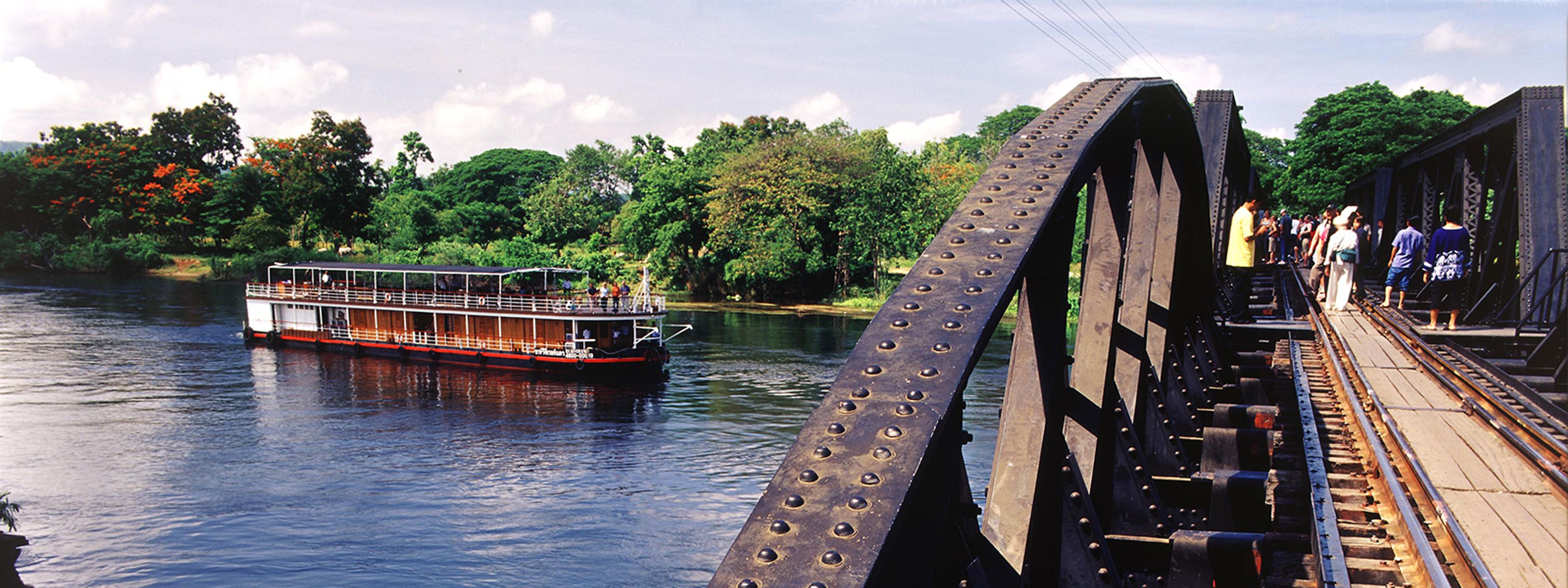 RV River Kwai durchfährt die berühmte Brücke am Kwai