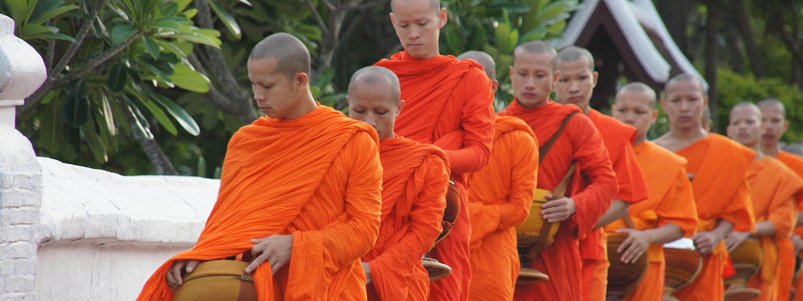 Mönche beim Allmosengang Luang Prabang 