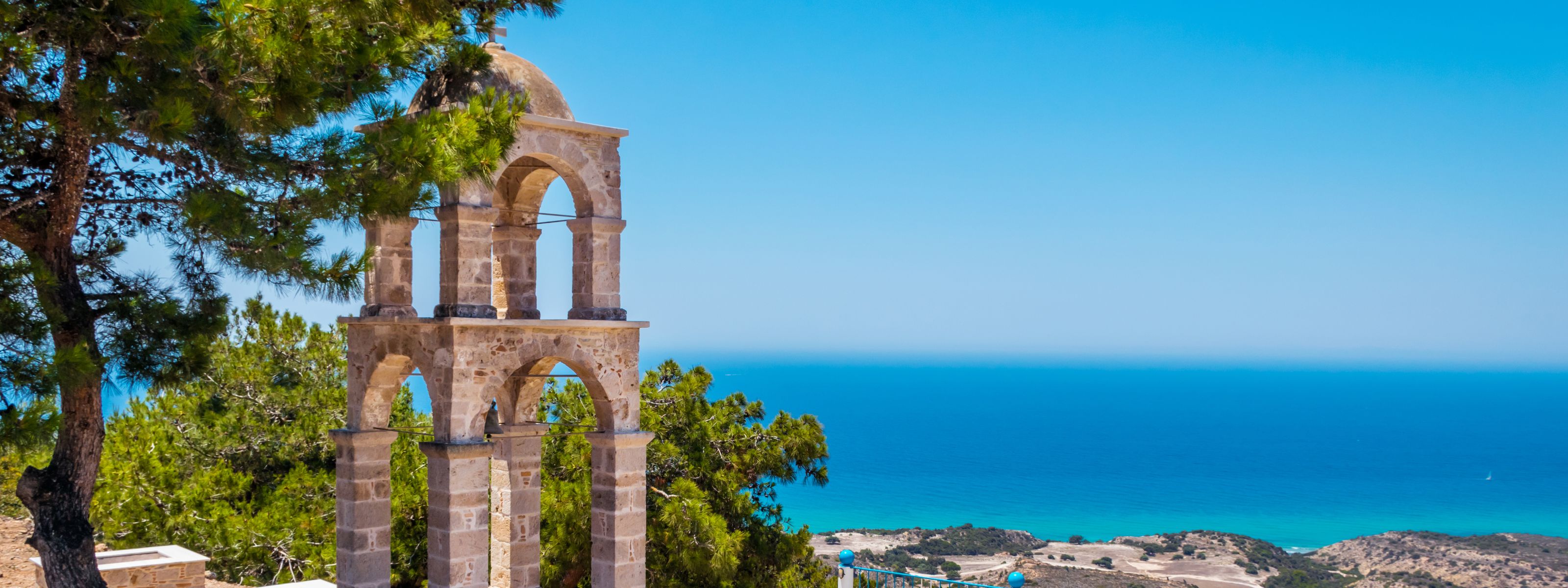 Panoramablick auf den Glockenturm im Kloster des Heiligen Johannes mit Blick auf das Ägäische Meer, Kos