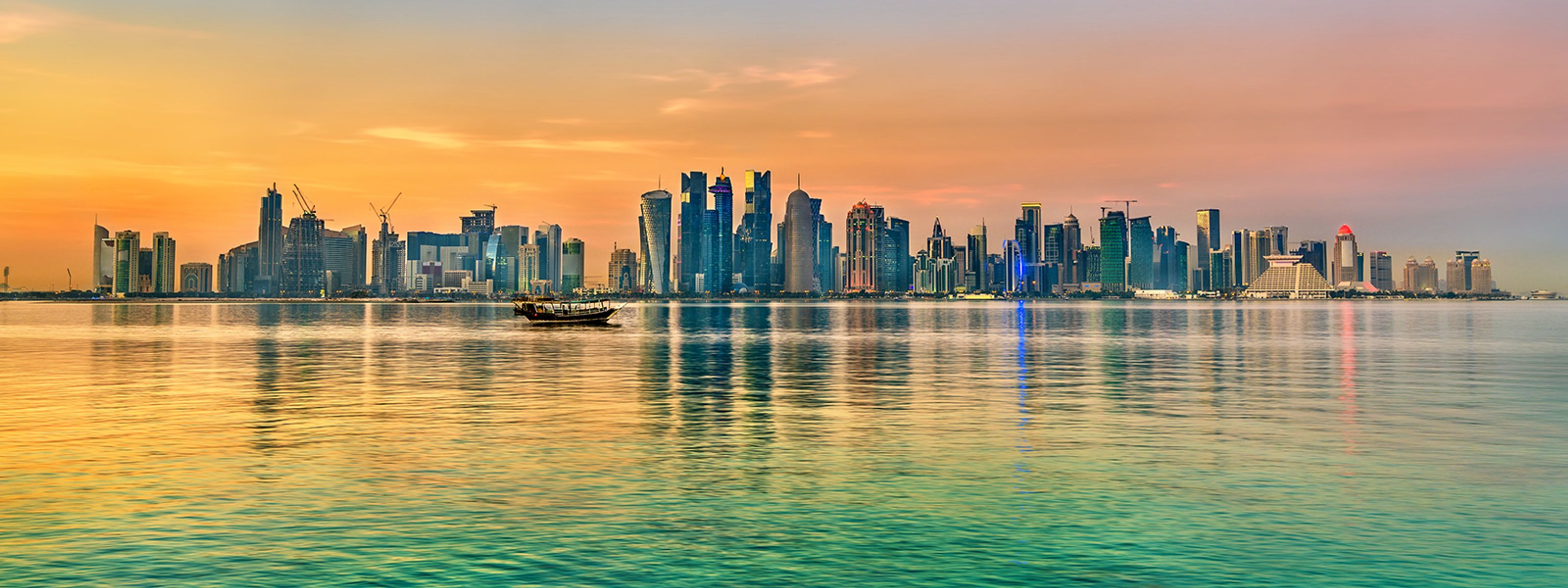 Skyline von Doha bei Sonnenuntergang