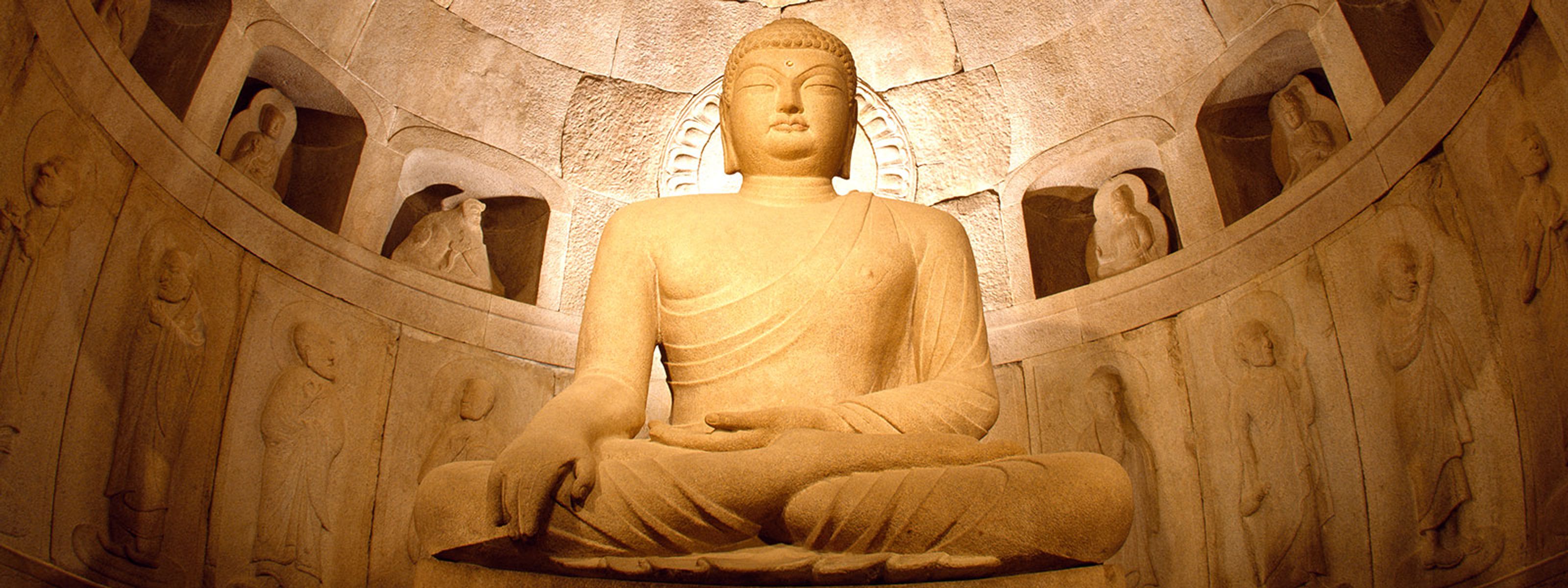 Buddhastatue in der Seokguram-Grotte