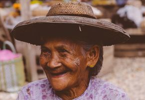 Ältere Dame in Myanmar