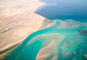 Al Khors Farbspiel aus Wüste und Meer aus der Vogelperspektive