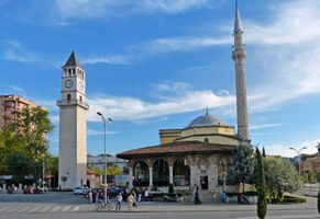 Skanderbegplatz mit Uhrenturm und Et’hem-Bey-Moschee