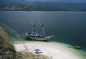 An einem einsamen Strand mit der Ombak Putih