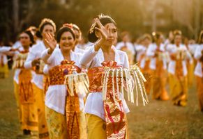 Tanzende Frauen auf Bali