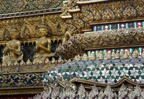 Goldene Figuren am Königspalast in Bangkok