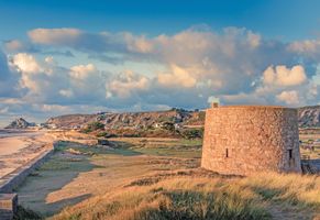 Lewis Tower mit deutscher Befestigung im Hintergrund, Saint Quen, Jersey, Kanalinseln