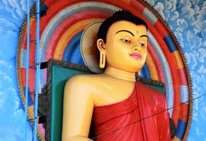 farbenprächtige Buddah Statue