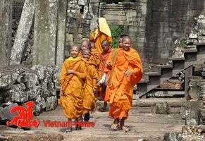 schreitende Mönche in Angkor 