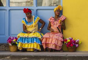 Kubanische Blumenverkäuferinnnen in farbenfrohen Kleidern