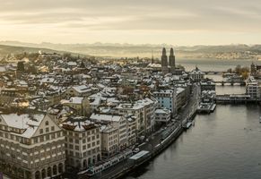 Blick über die verschneiten Dächer Zürichs