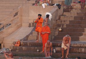 Pilger beim Beten und Meditieren am Ganges