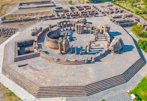 Die Ruinen der Zwartnots-Kathedrale