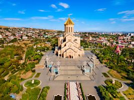 Armenien Dreifaltigkeits-Kathedrale von Tiflis, Georgien_iStock-1402630473_saiko3p
