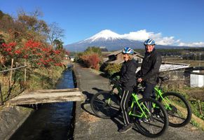 Fahrradtour in Shizuoka, im Hintergrund die imposante Kulisse des Heiligen Mount Fuji