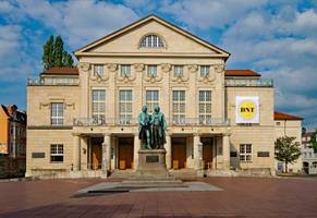 Deutsches Nationaltheater mit Goethe-Schiller-Denkmal in Weimar